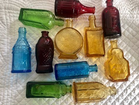 Cool Glass Bottles, Collections Of Objects Display, Stained Glass Bottles, Cool Bottles, Vintage Bottles Decor, Glass Bottle Decoration, Cute Jars, Unique Bottles, Colored Bottles