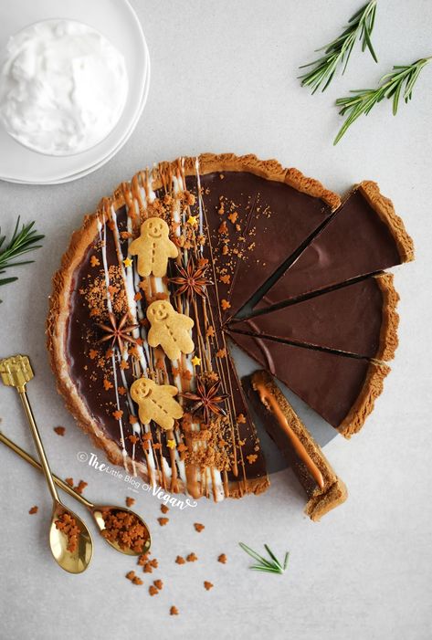 Vegan Chocolate Gingerbread Tart recipe Gingerbread Tart, Vegan Christmas Desserts, Vegan Tarts, Ginger Chocolate, Easy Gingerbread, Chocolate Gingerbread, Vegan Gingerbread, Christmas Pie, Vegan Christmas Recipes