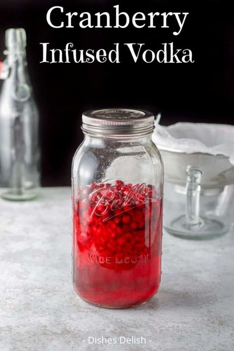 Cranberry Vodka Recipe, Homemade Liqueur Recipes, Beautiful Cocktails, Cocktails Vodka, Vodka Cranberry, Infused Liquors, Homemade Alcohol, Homemade Liquor, Liquor Recipes