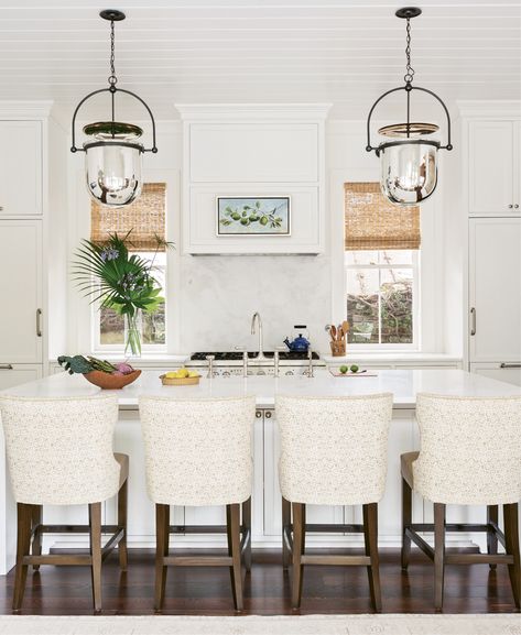 Past Perfected - Tour a century-old South of Broad charmer after a respectful renovation | Charleston SC | Charleston Magazine Charleston Style Home Interior, Charleston Style Home, Estilo Charleston, Kitchen Island Tops, Paloma Contreras, Charleston Style, Classic White Kitchen, Interior Design Portfolios, White Kitchen Island