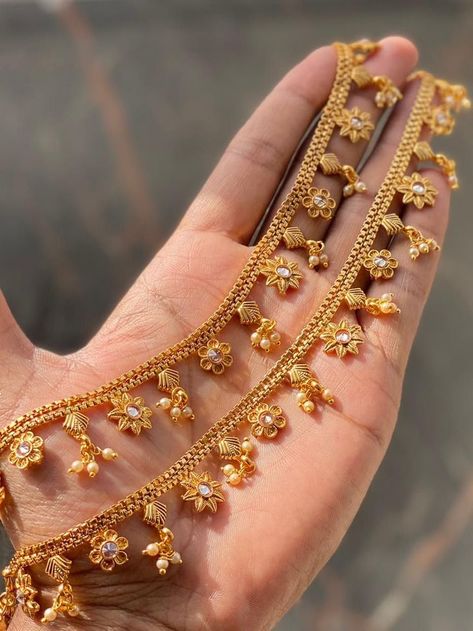 Desi Jewelry Gold, Tamil Gold Jewelry, Gold Payal Design Indian Anklets, Indian Jwellary Aesthetic, Desi Gold Jewellery, Desi Anklets, Pakistani Anklets, Payal Aesthetic, Pakistani Jewelry Simple