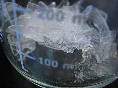 http://www.ehow.com/how_5174782_grow-beautiful-crystals-epsom-salt.html Epsom Salt Crystals, Grow Crystals, Make Crystals, Making Crystals, Grow Your Own Crystals, Crystal Growing, Borax Crystals, Epson Salt, Growing Crystals