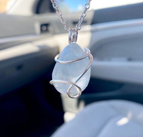 Simple Crystal Wire Wrap, Crystal Wrap Necklace, Pendent Necklace Crystal, Wire Wrapped Jewelry Necklaces, Home Made Crystal Jewelry, Crystals Aesthetic Necklaces, Wire Rock Jewelry, Crystal Necklace Wire Wrap, Wire Jewelry Crystal