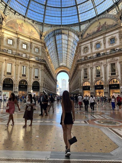 Photos In Milan, Milan Pics Ideas, Milano Picture Ideas, Milano Outfit Spring, Milan Instagram Pictures, Italy Inspo Pics, Milan Picture Ideas, Milan Outfit Ideas, Milan Outfits Summer