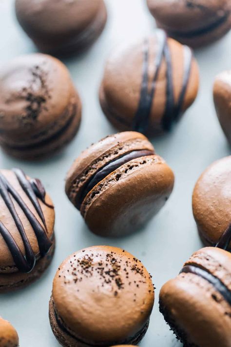 Chocolate Coffee Macarons, Coffee Macarons Recipe, Coffee Ganache Recipe, Thick Macarons, Espresso Macarons, Mocha Macarons, Coffee Macaroons, Pioneer Meeting, Macaroon Filling