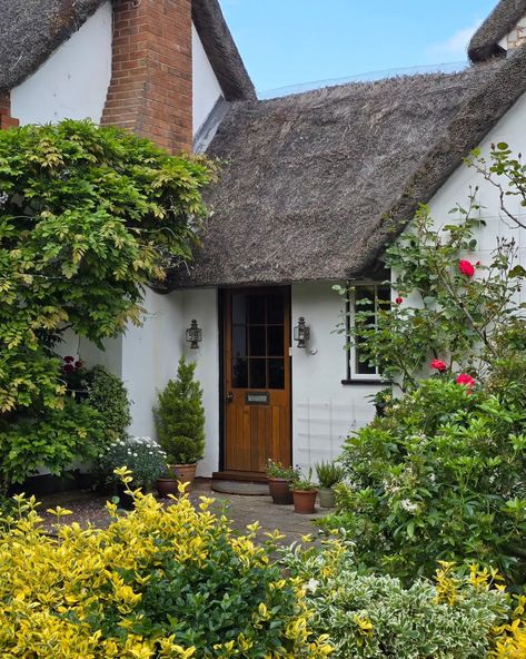 British Cottages, Cotswolds Home, Village Cottage, British Village, British Cottage, Cotswold Villages, French Village, Stratford Upon Avon, Have A Lovely Weekend