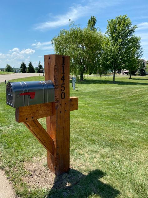 Wood Post Mailbox Ideas, Timber Mailbox Ideas, Large Mailbox Ideas For Packages, Western Mailbox Ideas, Country Mailbox Ideas Rustic, Cedar Mailbox Post Ideas, Country Mailbox Ideas, Rustic Mailbox Ideas, Wooden Mailbox Ideas