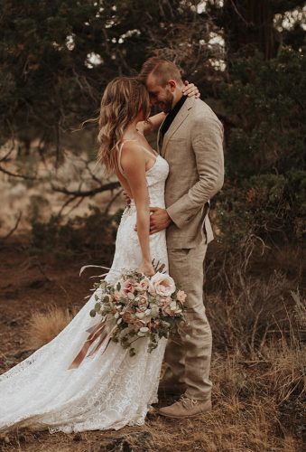 Best Ideas For Outdoor Wedding Photos ★ See more: https://www.weddingforward.com/outdoor-wedding-photos/3 Small Intimate Wedding Photography, Backyard Wedding Photos, Best Wedding Photos Poses, Wedding Photos Outside, Elopement Pics, Bridal Portraits Outdoor, Bridal Shots, Bridesmaid Poses, Wedding Portrait Poses