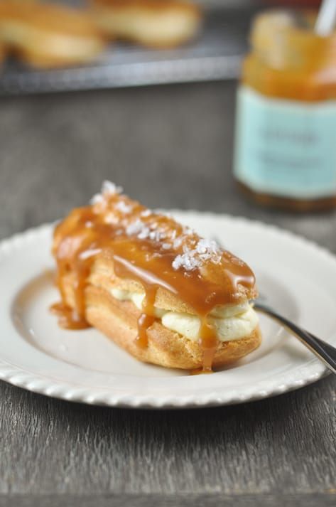 Salted Caramel Eclairs Salted Caramel Profiteroles, Cheesecake Eclairs, Caramel Eclair, Easy Eclair Recipe, Caramel Eclairs, Caramel Pastry, Eclairs Recipe, Salted Carmel, Eclair Recipe