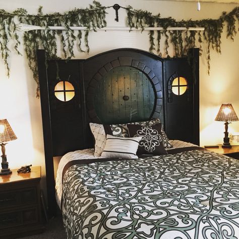 Custom made Hobbit Hole headboard with window lights. Complete with Gandalf the White's staff hanging above. If you are a Hobbit/ LOTR fan... This is the headboard idea for you! #hobbithole #lordoftherings #diyideas #diyheadboard #bedroomideas #headboard Nerd Woodworking, Lotr Room, Hobbit Bedroom, Earth Bedroom, Hobbit House Interior, Casa Dos Hobbits, Nerdy Decor, Geek Home Decor, Nerd Decor