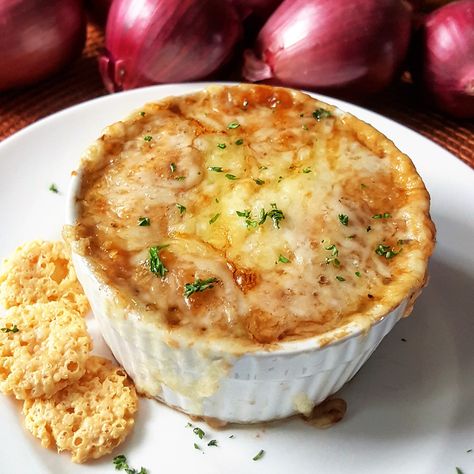 Cheesy Croutons, Soup Low Carb, Red Onion Recipes, French Soup, French Onion Soup Recipe, Soup Appetizers, Onion Soup Recipes, Healthy Soups, Parmesan Crisps