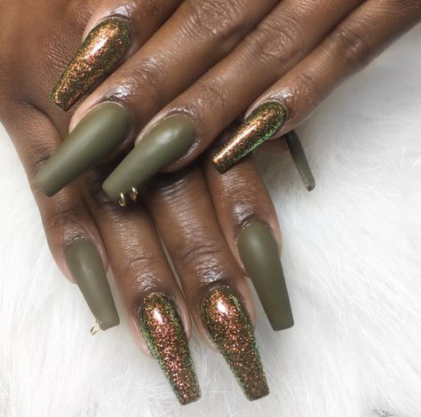 pinny: @velourtracksuit Voodoo Green Nails, Fall Nails 2022 Green And Gold, Nails Tumblr, Colors For Dark Skin, Green Nail Polish, Nail Candy, Nail Patterns, Nail Art Galleries, Summer Nails Colors