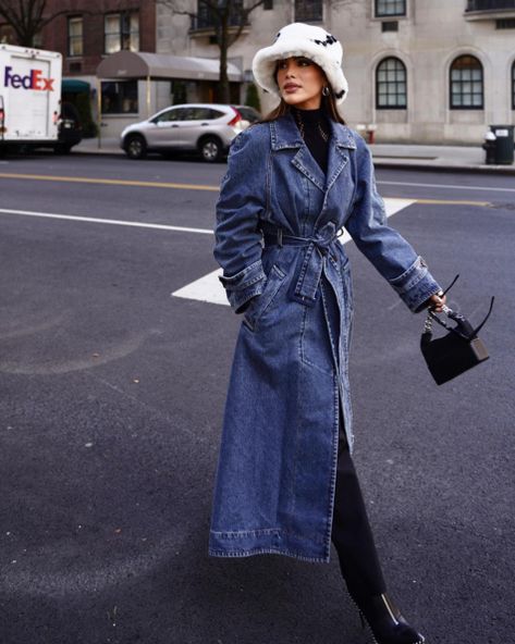 Denim Trench Coat Outfit, Denim Coat Outfit, Coated Jeans Outfit, Long Denim Coat, Trench Outfit, Jean Trench Coat, Trench Coat Outfit, Denim Trench Coat, Coat Street Style