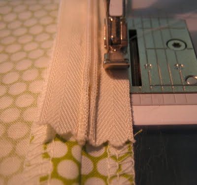 Sewing an Invisible Zipper with a regular zipper foot #technique Zipper Tutorial, Sew Zipper, Sewing 101, Costura Diy, Techniques Couture, Sewing Class, Sewing Lessons, The Invisible, Sewing Tips