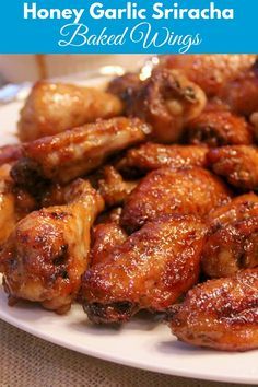 Chicken Wing Sauce Recipes, Honey Garlic Wings, Sriracha Wings, Honey Sriracha Sauce, Wings Recipes, Baked Chicken Wings Oven, Crispy Baked Chicken Wings, Crispy Oven Baked Chicken, Wing Sauce Recipes