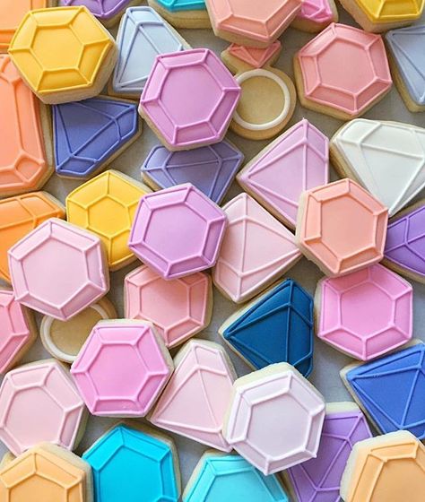 Gemstone icing cookies by @hol_fox Jasmine Party, Cookie Table, Iced Biscuits, Food Decor, Fox Cookies, Pretty Cookies, Fancy Cookies, Geometric Wedding, Shimmer N Shine