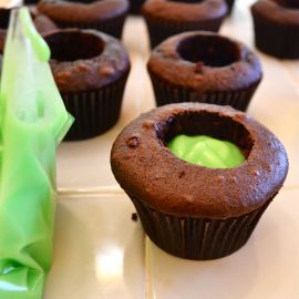 Green Slime Cupcakes, Slime Party Food Ideas, Goosebumps Party Ideas, Ghostbusters Food, Ghostbusters Cookies, Slime Cupcakes, Filling Cupcakes, Ghostbusters Cake, Goosebumps Party