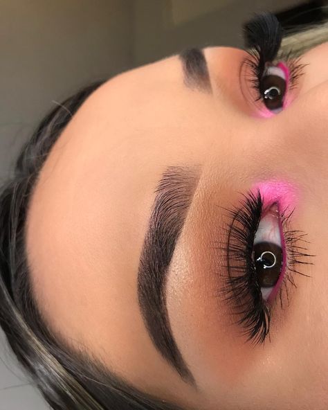 S A R A H  L U N A 🌹 on Instagram: “Little pop of pink 💘  @anastasiabeverlyhills “Soft Glam “ palette Inner corner: @morphebrushes “35b” topped with @katvondbeauty “alchemist”…” Concert Makeup Looks, Machiaj Smokey Eyes, Rosa Make-up, Soft Glam Palette, Bunny Makeup, Make Up Designs, Pink Eyeshadow Look, Concert Makeup, Prom Eye Makeup