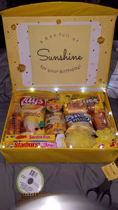 Diy Birthday Box, Sunshine Gifts, Diy Christmas Gifts For Boyfriend, Homemade Birthday Gifts, Diy Anniversary Gift, Birthday Presents For Friends, Anniversaire Diy, Diy Best Friend Gifts, Cool Gifts For Teens