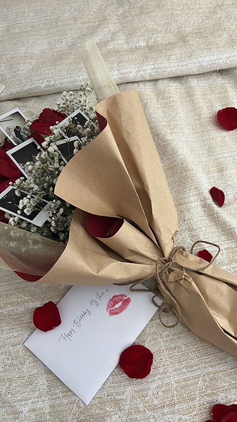 Romantic red rose bouquet with polaroids along with a love letter 💌 Cute Gifts For Lover, Stuff For Girlfriend, Gift Giving Aesthetic, Spoiling Boyfriend Ideas For Him, Gift Ideas For Girlfriends, Kule Ting, Cadeau St Valentin, Lions Gate, Aesthetic Girly