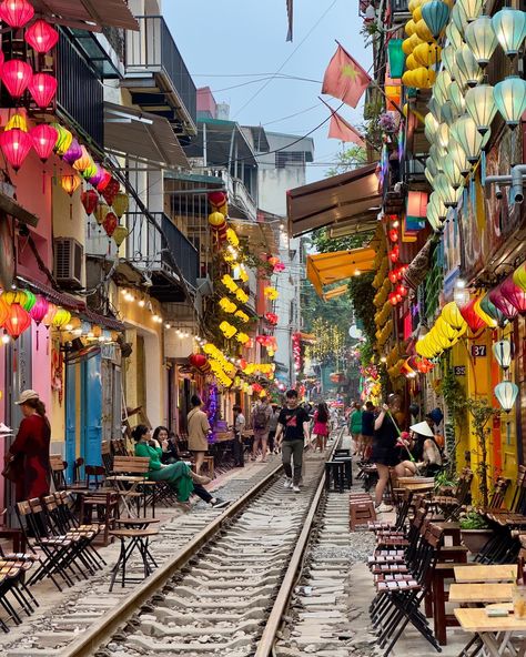 Ha Noi Vietnam, Train Street Hanoi, Hanoi Train Street, Hanoi Vietnam Aesthetic, Hanoi Aesthetic, Viet Culture, Vietnam Places, Traveling Vietnam, Vietnam Pics