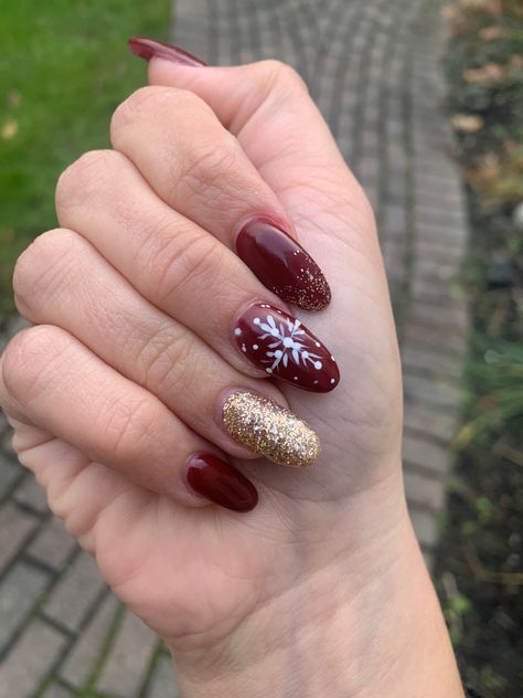 Maroon acrylic nails with a shimmery gold ring finger, snowflake and snow flurries on the middle finger and a dash of shimmer on the pointer Maroon Christmas Nails, Maroon Christmas, Maroon Nails, Nail Time, Dip Nails, Holiday Glam, Holiday Nail Art, Snowflake Nails, Glam Nails