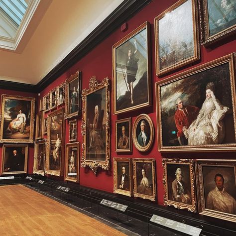 A gallery room at the national portrait gallery in London National Art Gallery London, London In December, London Art Gallery, Semester Abroad, Mother Dress, London Baby, London Aesthetic, London Summer, London Museums