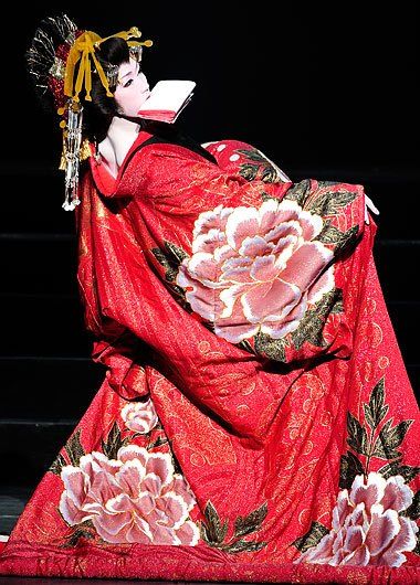 Geisha Kimono, Japanese Traditional Clothing, Kimono Japan, Turning Japanese, Geisha Art, Origami Patterns, Japanese Geisha, Japan Culture, National Dress