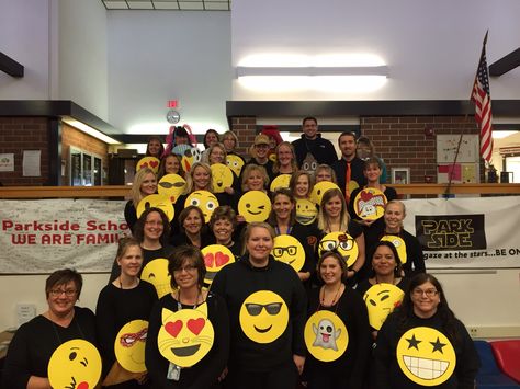 Easy group costume! Parkside teachers' emoji costumes! Teacher Halloween costume. Class Group Halloween Costumes, Link Crew Group Themes, Emoticon Party, Emoji Costume, Office Halloween Costumes, Easy Halloween Costumes For Women, Halloween Costumes For Work, Teacher Halloween Costumes, Spirit Finger