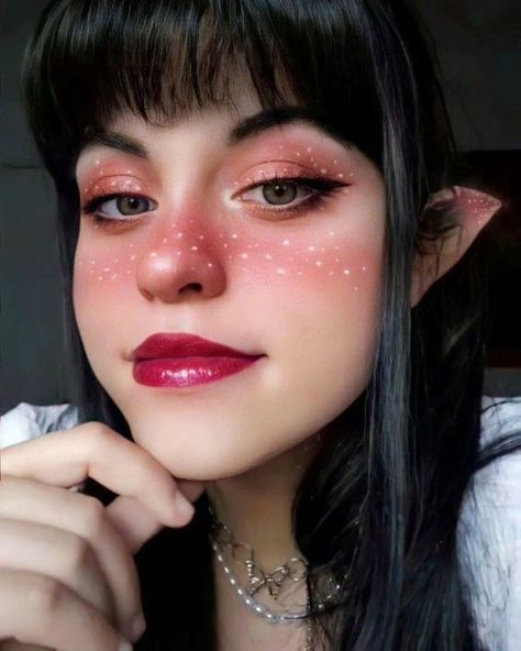 Mushroom Elf Makeup, Strawberry Make Up Look, Christmas Elf Makeup Looks, Mushroom Makeup Looks, Elf Makeup Christmas, Mushroom Fairy Makeup, Spring Eyeshadow Looks, Strawberry Makeup Look, Fairy Costume Makeup