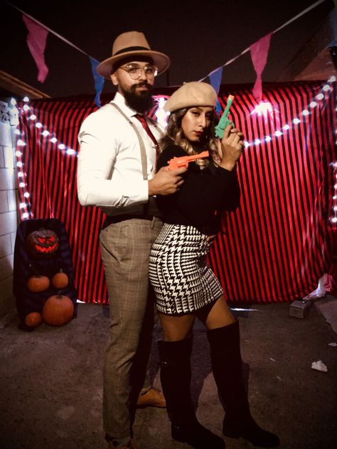 Halloween Parejas, Bonnie And Clyde, Halloween Spooktacular, Bonnie Clyde, Bonnie N Clyde, Halloween 2022, 31 Days Of Halloween, Maquillage Halloween, Couple Halloween