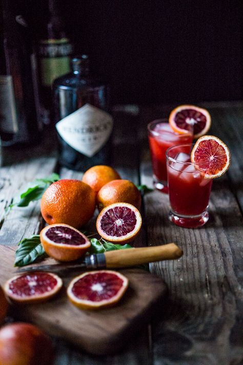 Blood Orange Negroni - the classic Italian cocktail with a splash of fresh squeezed orange juice. | www.feastingathome.com Campari Cocktails, Blood Orange Cocktail, Italian Cocktails, Orange Cocktails, Blood Orange Juice, Cocktail Photography, God Mat, Gin Cocktails, Negroni