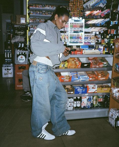 street style, streetwear, cool outfit, vintage outfit, 2000s fit, 90s fit, outfit inspo, outfit idea, city outfit, city street style, NYC, new york 2000s Streetwear, 90s Street Style, Windbreaker Outfit, Adidas Hose, 2000s Outfit, Outfit Oversize, Outfit 90s, All Jeans, 90s Streetwear