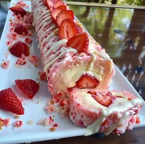 Strawberry Shortcake Sushi – Naomi's Recipes Desert Charcuterie, Classic Strawberry Shortcake, Strawberry Shortcake Dessert, Strawberry Roll Cake, Strawberry Shortcake Cheesecake, Strawberry Sweets, Dessert Sushi, Sushi Roll Recipes, Cake Rolls