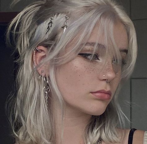 Punk Prom Hairstyles, Wolf Cut Prom Hair, Punk Half Up Half Down Hair, Alternative Hair Blonde, Blonde Alternative Hair, Edgy Blonde Hair Grunge, Apocalypse Hair, Alternative Girl Aesthetic, Wavy Silver Hair