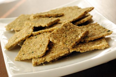 Raw Walnut Zucchini Crackers Vegan Flatbread, Healthy Vegan Recipes, Yummy Healthy Snacks, Cracker Recipes, Food Sensitivities, Vegan Appetizers, Raw Vegan Recipes, Vegetable Seasoning, Dehydrator Recipes