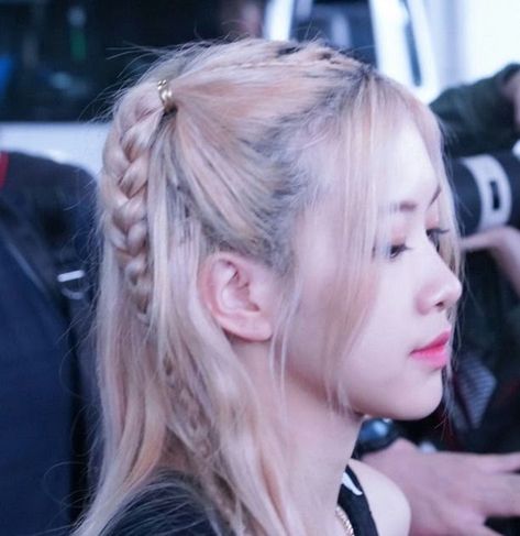 Rosé Blackpink Hairstyle, Blackpink Rosé Hairstyles, Aesthetic Honey, Rose Braid, Half Braid, Roseanne Park, Balayage Blonde, Light Ideas, Pigtail Braids