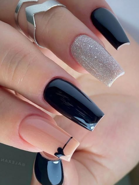 black acrylic nails with a heart accent Spring House, Manikur Kuku, Nails Yellow, Fancy Nails Designs, Silver Nail, Her Nails, Nails Diy, Diy Spring, Acrylic Nails Coffin Short