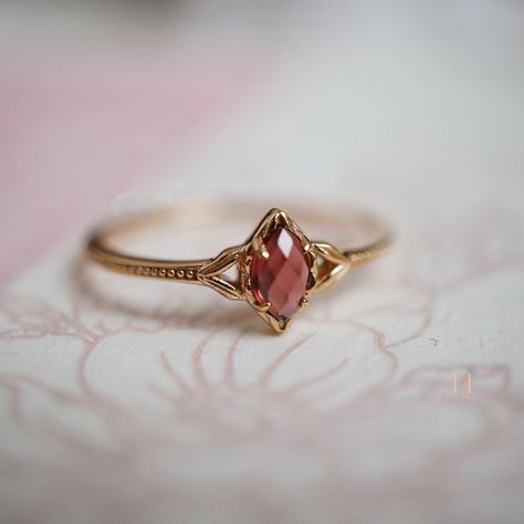 10K Gold Natural Garnet Marquise Shape Rose Cut Vintage - Etsy Vintage Rings 1920s, Simple Ring Designs Gold With Stone, Dainty Art Deco Ring, Gemstone Engagement Rings Marquise, Golden Engagement Ring Vintage, Princess Cut Gemstone Ring, Vintage Dainty Wedding Rings, Single Gem Ring, Hand Carved Engagement Ring