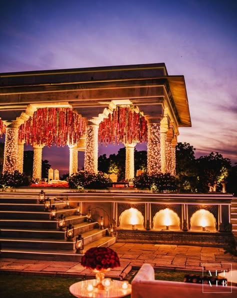 Destination Wedding Indian Rajasthan, Indian Fort Wedding, Rajasthan Wedding Aesthetic, Indian Wedding Location, Royal Rajasthani Wedding Decor, Jaipur Wedding Venues, Palace Wedding Indian, Baraat Aesthetic, Indian Wedding Venue Ideas