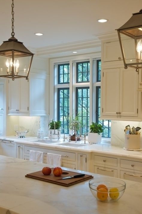 Design Trend: Black Window Trim Black Window Trims, Classic Kitchen, Kitchen Farmhouse, Pool Design, Kitchen Reno, Kitchen Window, Decor Minimalist, Küchen Design, Beautiful Kitchens