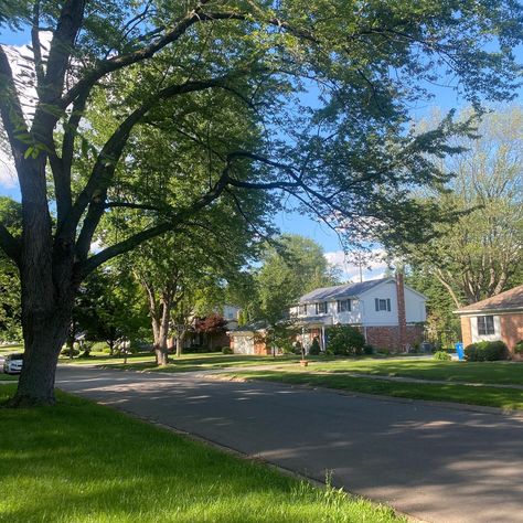 Small Town Neighborhood Aesthetic, 2000s Town Aesthetic, Michigan Small Towns, Small Town California, Small Town Neighborhood, Small Neighborhood Aesthetic, American Suburbs Aesthetic, American Small Town Aesthetic, Small Town America Aesthetic