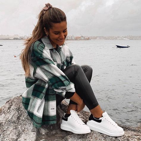 10 looks con zapatillas blancas: ideas de estilo vistas en Instagram Engagement Photo Outfits Fall, Casual Oufits, Outfit Primavera, Outfit Mujer, Fall Fits, Cold Weather Outfits, Outfits Verano, Sporty Outfits, Outfit Inspo Fall