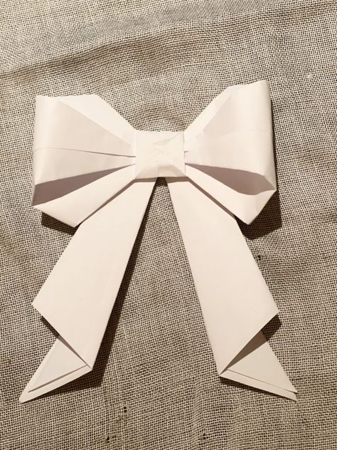 Easy paper bow origami tutorial diy. Decorate your gifts with this easy festive bow. Paper crafting. Paper bow for gift wrapping Oragami Bow, Bow Origami, Bow For Gift Wrapping, Paper Bows Diy, Bow For Gift, Wrapping Paper Bows, Paper Folding Art, Set Design Theatre, Paper Bow