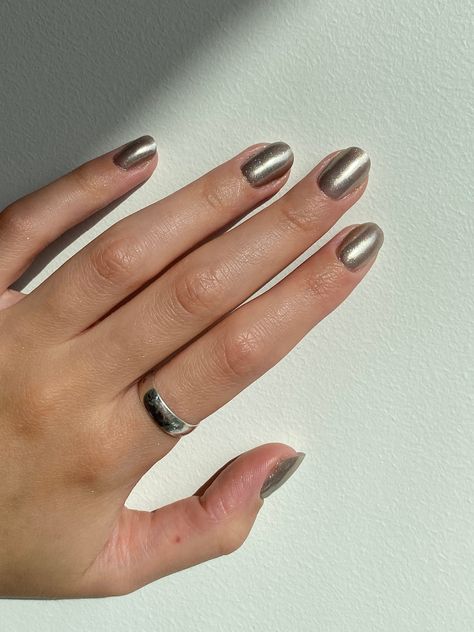 Hand painted press on nails. Minimalistic design. Metallic design is super trendy right now!  Each set is handmade, so each set is unique. And can be a little bit different. *This set is made not with all shapes! (only with 3, 4, 5, 6, 7, 8) You also can choose different shapes. The sizes: 0=18 mm 1=16 mm 2=15 mm 3=14 mm 4=13 mm 5=12 mm 6=11 mm 7=10 mm 8=9 mm 9=8 mm *Glue is not included If you have any questions or problems with your order? Then write me a message, I will be happy to help you :) Nail Ideas Metallic, Metallic Nails Chrome, Silver Metallic Nails, Chrome Acrylics, Short Silver Nails, Pewter Nails, Nails Metallic Chrome, Nails Minimalistic, Chrome Nail Colors