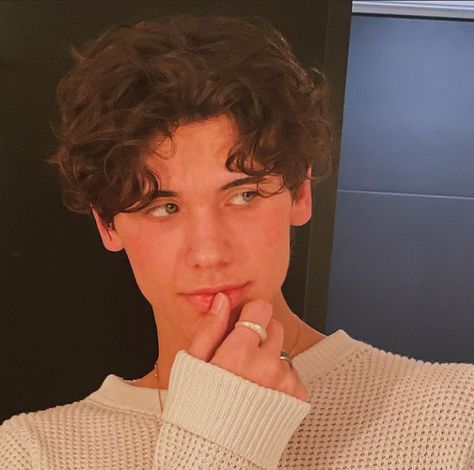 Pic @matthewlarence Middle Part Hairstyles Men, Middle Part Curls, Middle Part Haircut, Perm Hair Men, Middle Part Curly Hair, Taper Fade Short Hair, Mens Hairstyles Curly, Gents Hair Style, Men Haircut Curly Hair