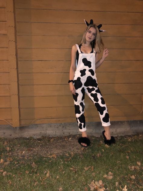 Animal Costumes Women, Diy Cow Costume, Farm Costumes, Cow Halloween Costume, Cow Halloween, Cow Outfits, Animal Halloween Costumes, Diy Costumes Women, Black Halloween Dress