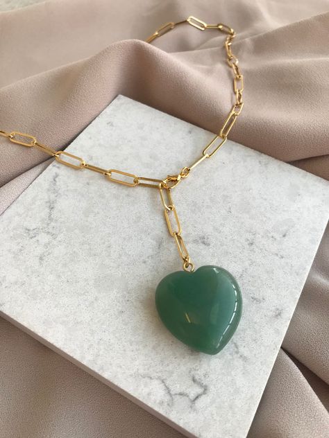 Thanks for the kind words! ★★★★★ "Je souhaite porter du jade pour son intérêt lithothérapeutique sans pour autant paraître comme une chinoise d Baroque Pearls Jewelry, Green Jade Necklace, Heart Healing, Mother Day Gift, Hand Necklace, Healing Necklace, Jade Earrings, Jade Necklace, Gold Pearl Earrings