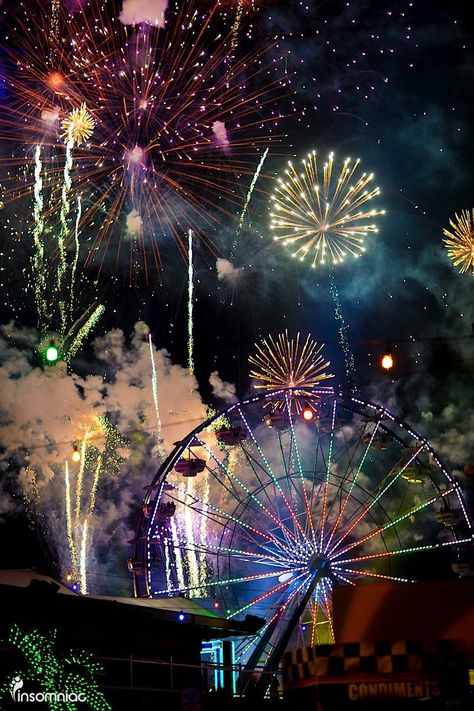 Personajes Studio Ghibli, Fire Works, Colorful Lights, Images Esthétiques, Pretty Places, Amusement Park, Aesthetic Photo, Pretty Pictures, Night Sky