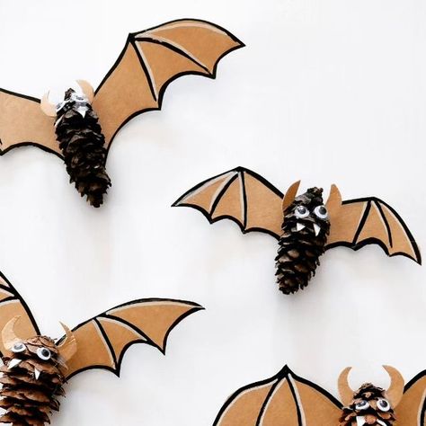 🌿 Nicky🌻| sustainable arts + crafts on Instagram: "🦇 Pine cone bats 🦇 Autumn really is just around the corner now and this is a fun little low effort craft to use the many pine cones you will no doubt acquire thanks to small people! Originally inspired by @handmadecharlotte but shout out also to @sibster who by chance today made some very similar ones too! This was one of our crafts for the Fall edition of @harborandsprout Nature Handicrafts ebook - available for the next 3 weeks at introduc Pinecone Bat Craft, Pine Cone Bats, Pine Cone Halloween Craft, Halloween Nature Crafts For Kids, Pinecone Halloween Crafts, Nature Halloween Crafts, Halloween Nature Crafts, Pinecone Bats, Bats Craft